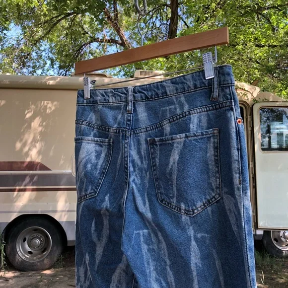 High Waisted Bootcut Bleached Jeans - Picture 4 of 8